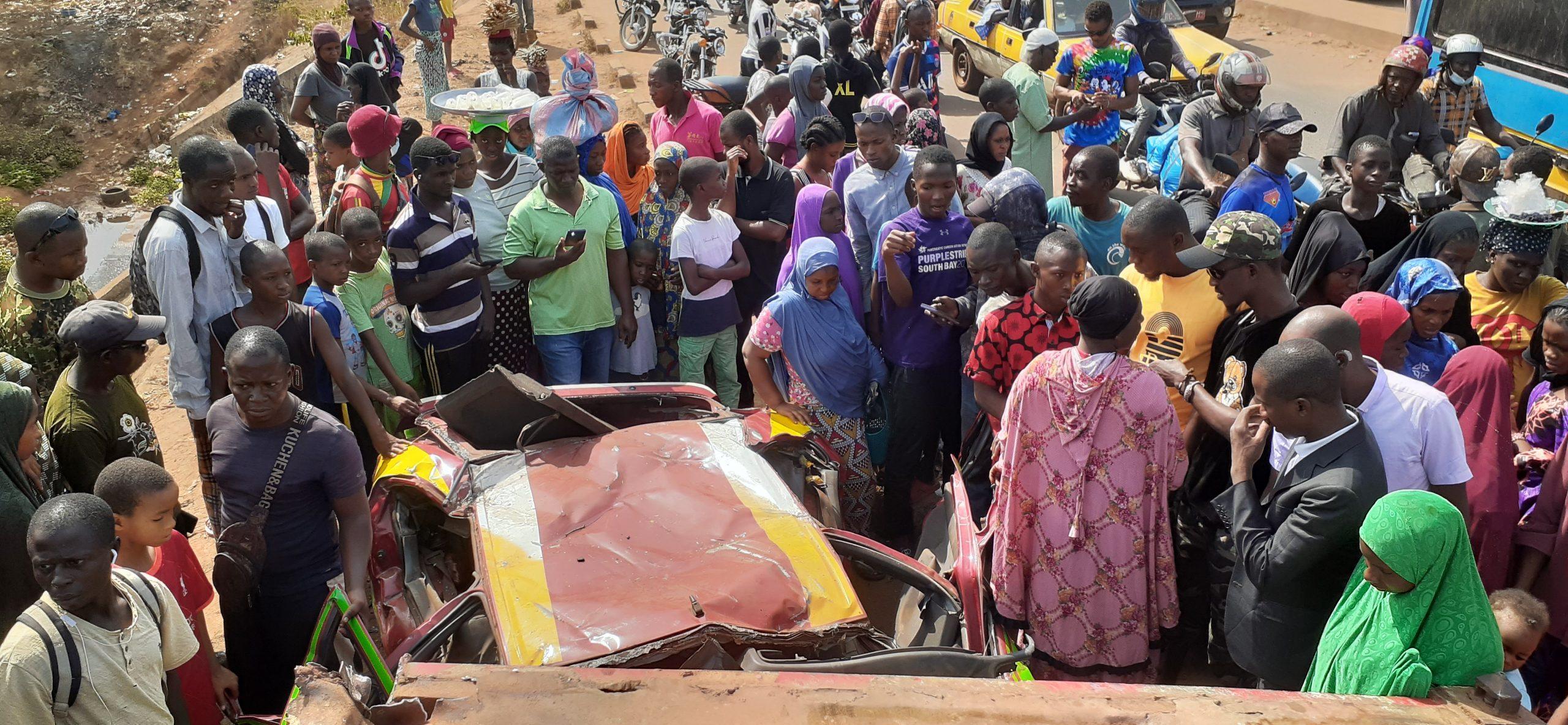 Accident de Friguiadi (Coyah) : « c’est à 4 h que la grue est arrivée pour enlever le conteneur sur le taxi » Accident de Friguiadi (Coyah) : « c’est à 4 h que la grue est arrivée pour enlever le conteneur sur le taxi »