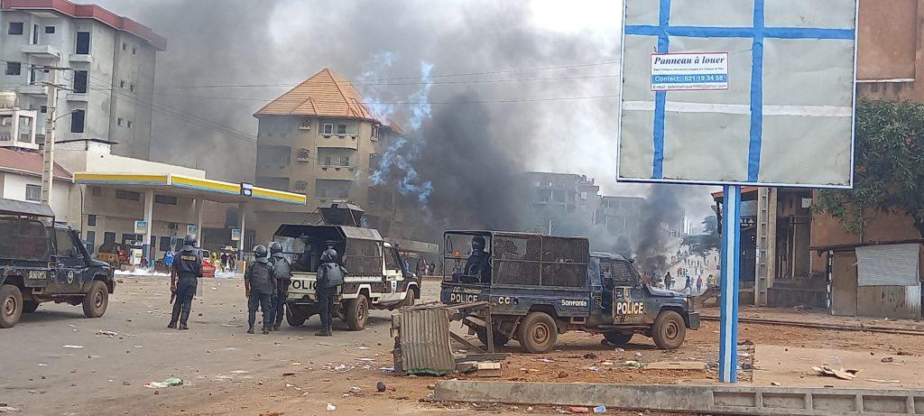 Manifestants et forces de l’ordre s’affrontent sur l’axe Sonfonia-Cimenterie : situation chaotique pour les usagers Manifestants et forces de l’ordre s’affrontent sur l’axe Sonfonia-Cimenterie : situation chaotique pour les usagers