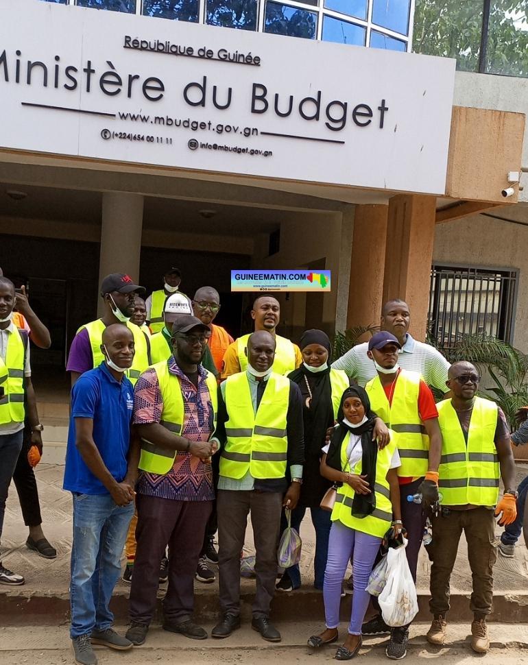Journée d’assainissement à Conakry : le ministre du budget Lancinet Condé dirige les travaux à Kaloum Journée d’assainissement à Conakry : le ministre du budget Lancinet Condé dirige les travaux à Kaloum