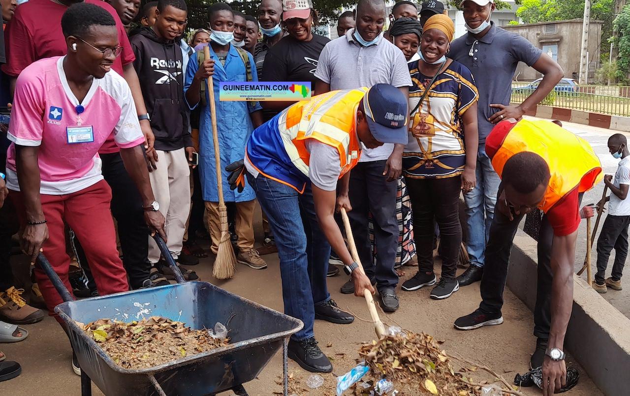 Assainissement de Conakry : « Si on ne cure pas les caniveaux, nous aurons des flaques d’eaux », dit le ministre Alpha Bacar Barry Assainissement de Conakry : « Si on ne cure pas les caniveaux, nous aurons des flaques d’eaux », dit le ministre Alpha Bacar Barry