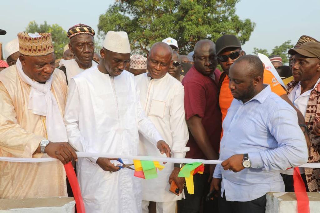 Adduction d’eau potable : le président des orpailleurs, Tidiane Koïta,vole au secours des habitants de Bökö à Kindia Adduction d’eau potable : le président des orpailleurs, Tidiane Koïta,vole au secours des habitants de Bökö à Kindia