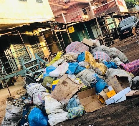 Insalubrité dans le Grand Conakry : quand la puanteur vous colle au nez au marché de Lansanayah Rails