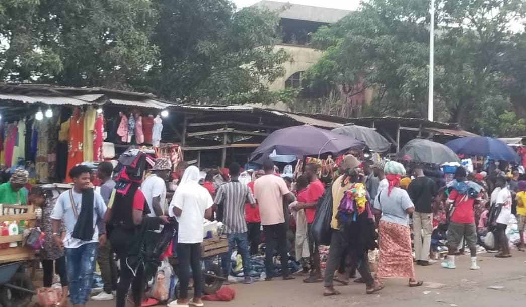 Marché Enco5 (Conakry) : de nombreux vendeurs prêts à harceler pour écouler leurs produits