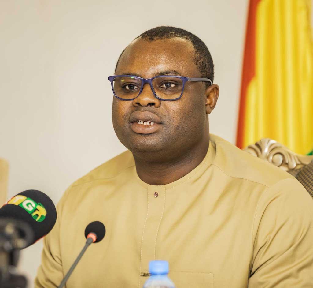 Insuffisances et inefficacité des cadres de l’Administration Publique : le faux remède de Dr Goumou à un vrai diagnostic du Colonel Doumbouya Insuffisances et inefficacité des cadres de l’Administration Publique : le faux remède de Dr Goumou à un vrai diagnostic du Colonel Doumbouya