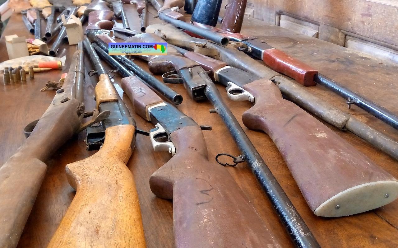 Siguiri : Ansoumane Simagan, ‘’Champion’’, arrêté avec des fusils (calibre 12) et des munitions (Parquet) Siguiri : Ansoumane Simagan, ‘’Champion’’, arrêté avec des fusils (calibre 12) et des munitions (Parquet)