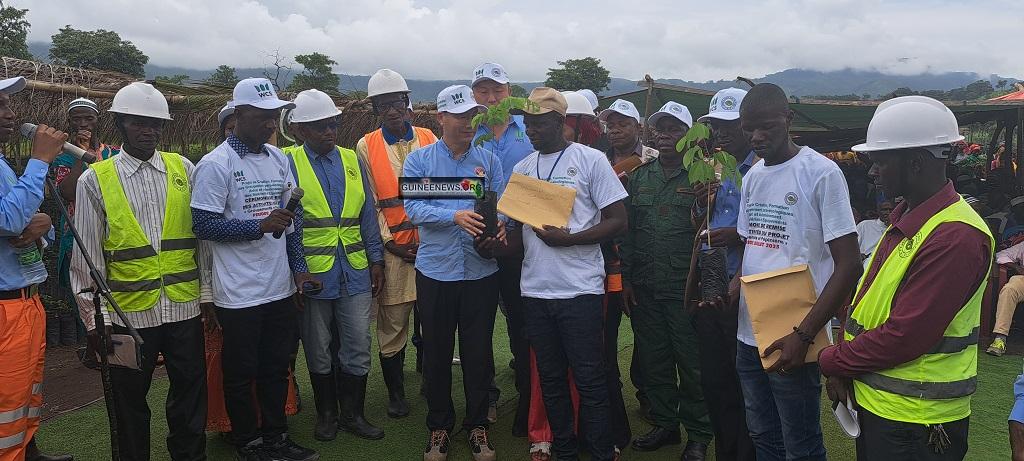 Mines & environnement : le Wining Consortium Simandou annonce près de 400 mille plants à reboiser le long des rails Mines & environnement : le Wining Consortium Simandou annonce près de 400 mille plants à reboiser le long des rails