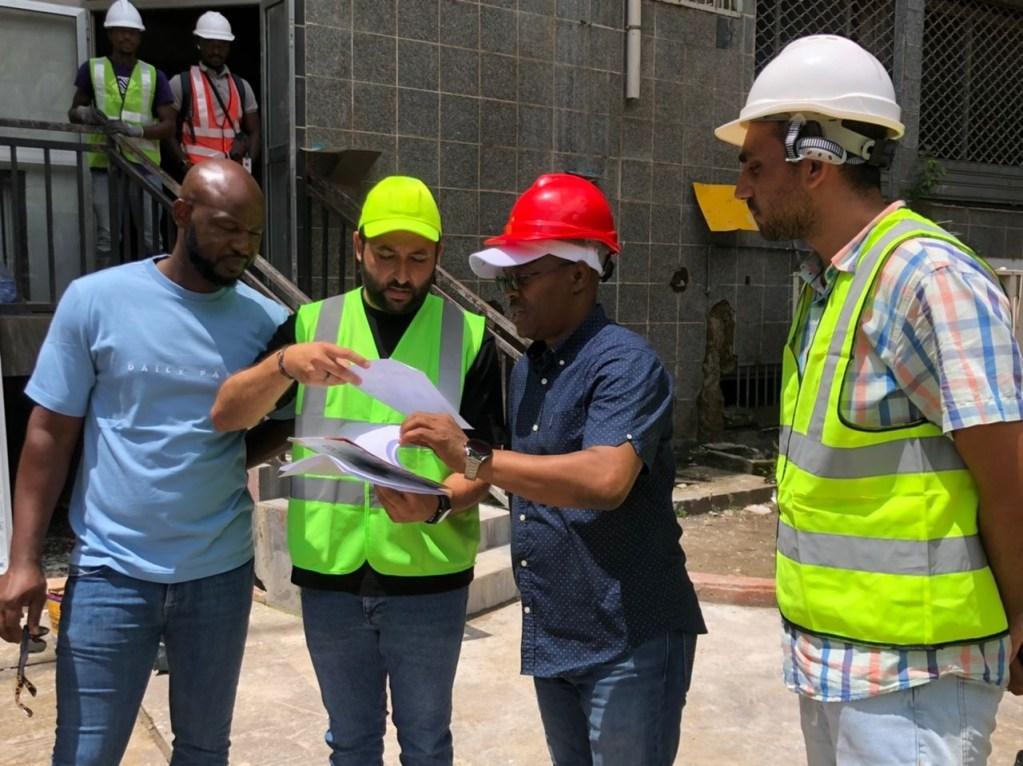 Ousmane Gaoual visite le chantier de rénovation du futur siège de la Poste et de Guinée Télécom pour un coût de 17 milliards GNF Ousmane Gaoual visite le chantier de rénovation du futur siège de la Poste et de Guinée Télécom pour un coût de 17 milliards GNF
