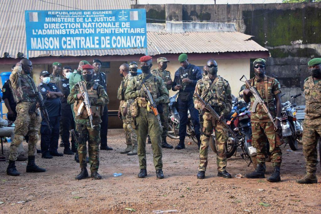 Conakry: un garde pénitentiaire suspendu pour avoir introduit 7 boules de drogue à la Maison centrale Conakry: un garde pénitentiaire suspendu pour avoir introduit 7 boules de drogue à la Maison centrale
