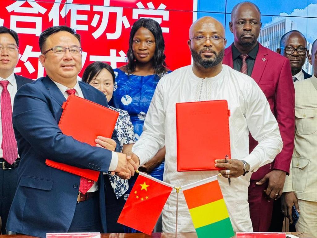 Coopération universitaire : l’UGANC et Hunan Technical College Of Railway High-Speed signent un mémorandum d’accord Coopération universitaire : l’UGANC et Hunan Technical College Of Railway High-Speed signent un mémorandum d’accord