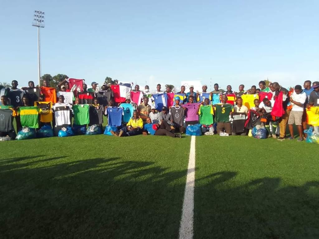Tournoi des vacanciers de foot de Kamsar 2023: la CBG offre de jeux de maillots et ballons aux équipes participantes Tournoi des vacanciers de foot de Kamsar 2023: la CBG offre de jeux de maillots et ballons aux équipes participantes