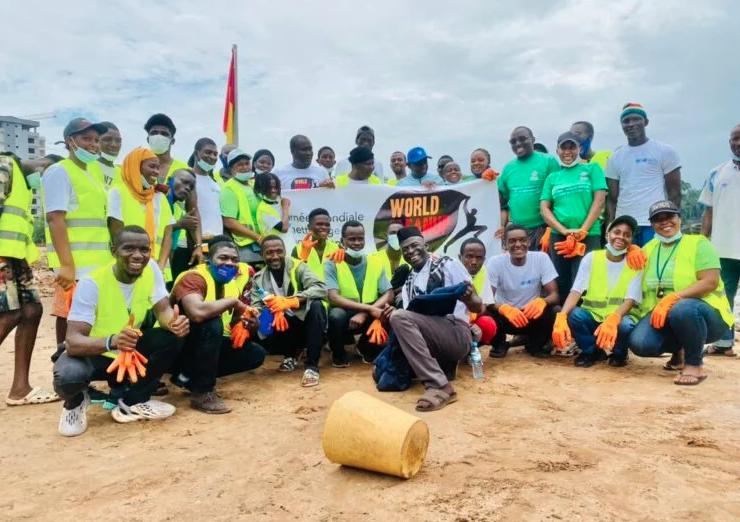 Journée mondiale du nettoyage de la planète : YHC et Enabel se donnent la main pour assainir la plage de la Jetée Journée mondiale du nettoyage de la planète : YHC et Enabel se donnent la main pour assainir la plage de la Jetée
