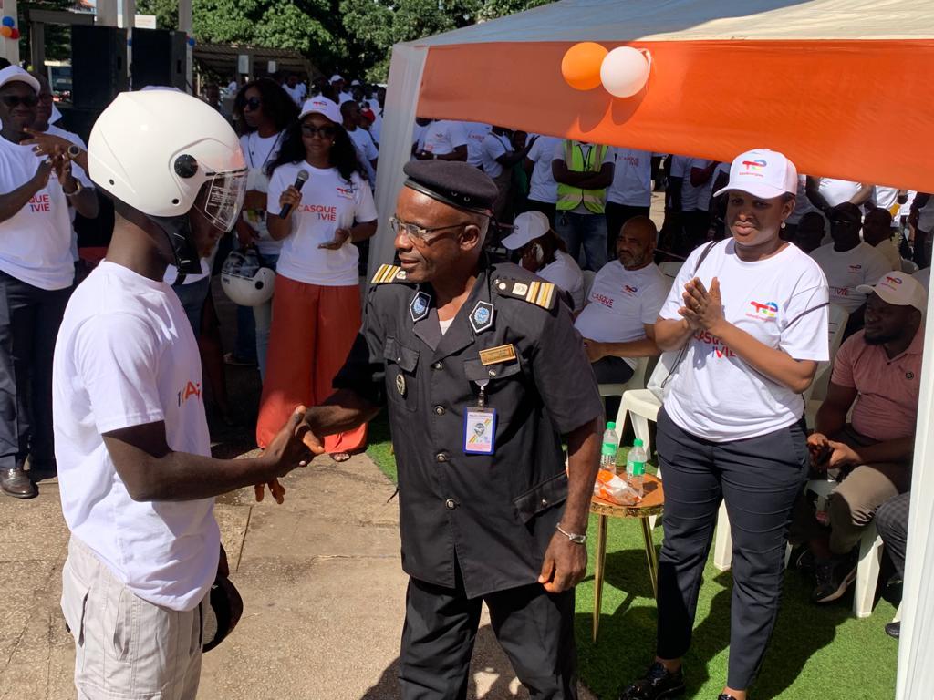 Sécurité routière : TotalEnergies Marketing Guinée distribue 300 casques aux conducteurs de motos-taxis à Matoto