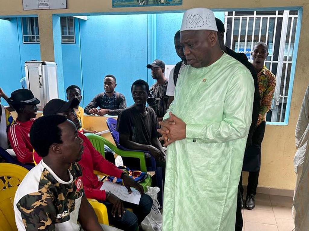 Le ministre Morissanda à des guinéens rapatriés du Niger : ‘’Vous avez souffert dans le désert (…), ne rentrez pas dans cette école d’ingratitude’’ Le ministre Morissanda à des guinéens rapatriés du Niger : ‘’Vous avez souffert dans le désert (…), ne rentrez pas dans cette école d’ingratitude’’