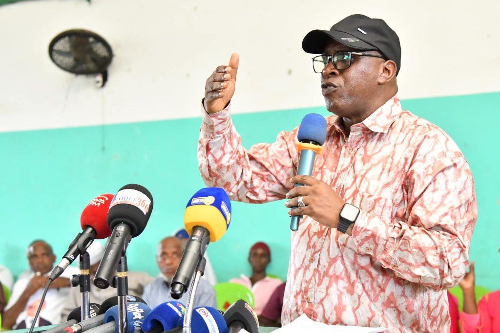 Après la confiscation des passeports des ministres et DAF, Fodé Oussou estime que ‘’l’avenir de la Guinée est complètement sombre’’ avec le CNRD Après la confiscation des passeports des ministres et DAF, Fodé Oussou estime que ‘’l’avenir de la Guinée est complètement sombre’’ avec le CNRD