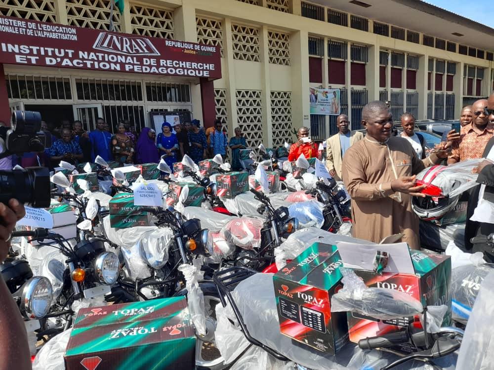Le ministre Guillaume Hawing met des motos à la disposition des délégués scolaires de l’enseignement élémentaire