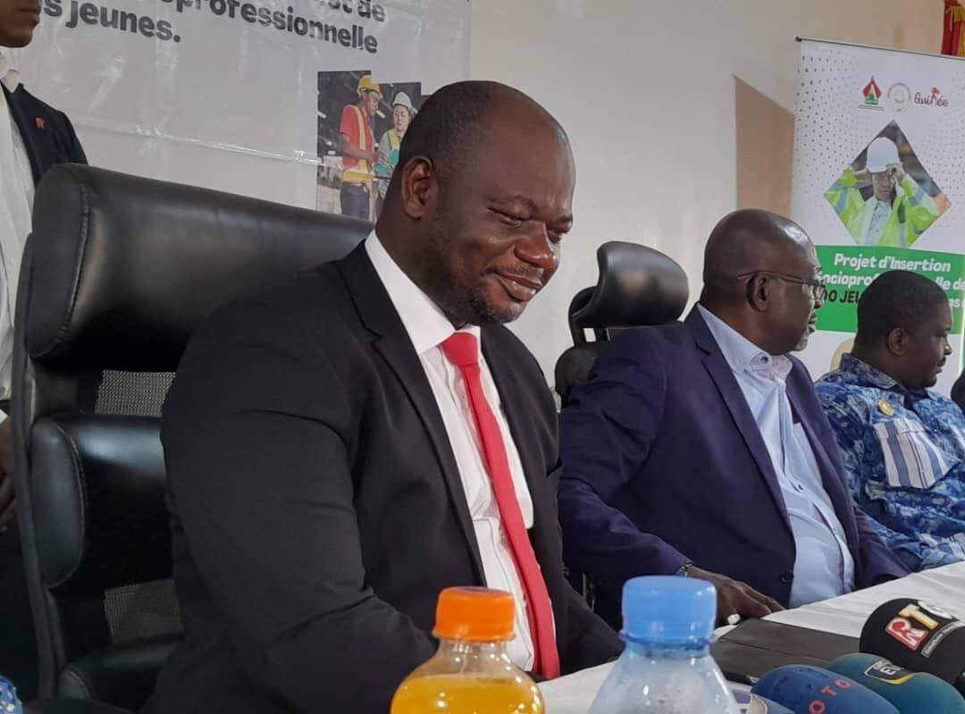 Le ministre Bogola aux jeunes : ‘’On ne peut plus compter sur l’Etat pour créer des emplois…Il y a du travail dans les champs’’ Le ministre Bogola aux jeunes : ‘’On ne peut plus compter sur l’Etat pour créer des emplois…Il y a du travail dans les champs’’