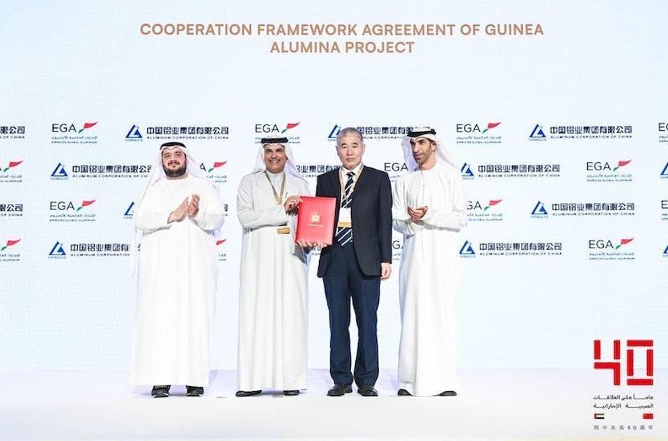 EGA et Chinalco signent un accord cadre pour faire avancer le développement de la raffinerie d’alumine en Guinée lors de la visite d’État des Émirats arabes unis en Chine EGA et Chinalco signent un accord cadre pour faire avancer le développement de la raffinerie d’alumine en Guinée lors de la visite d’État des Émirats arabes unis en Chine