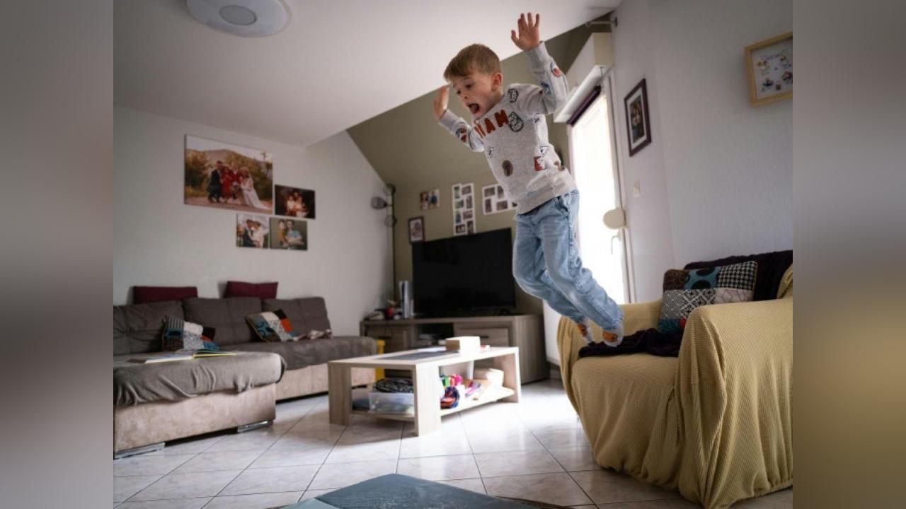 “Le voir faire des bêtises, c’est un vrai bonheur” : Sacha, 8 ans, atteint d’une myopathie rendue invisible grâce à la thérapie génique “Le voir faire des bêtises, c’est un vrai bonheur” : Sacha, 8 ans, atteint d’une myopathie rendue invisible grâce à la thérapie génique
