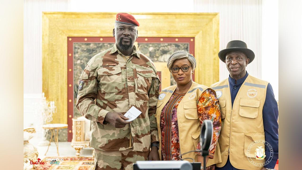 Le Général Doumbouya se Fait Enrôler : ‘’Il Devient un Citoyen de Kaloum, Ça lui Donne Tous les Droits’’, Selon le MATD Le Général Doumbouya se Fait Enrôler : ‘’Il Devient un Citoyen de Kaloum, Ça lui Donne Tous les Droits’’, Selon le MATD