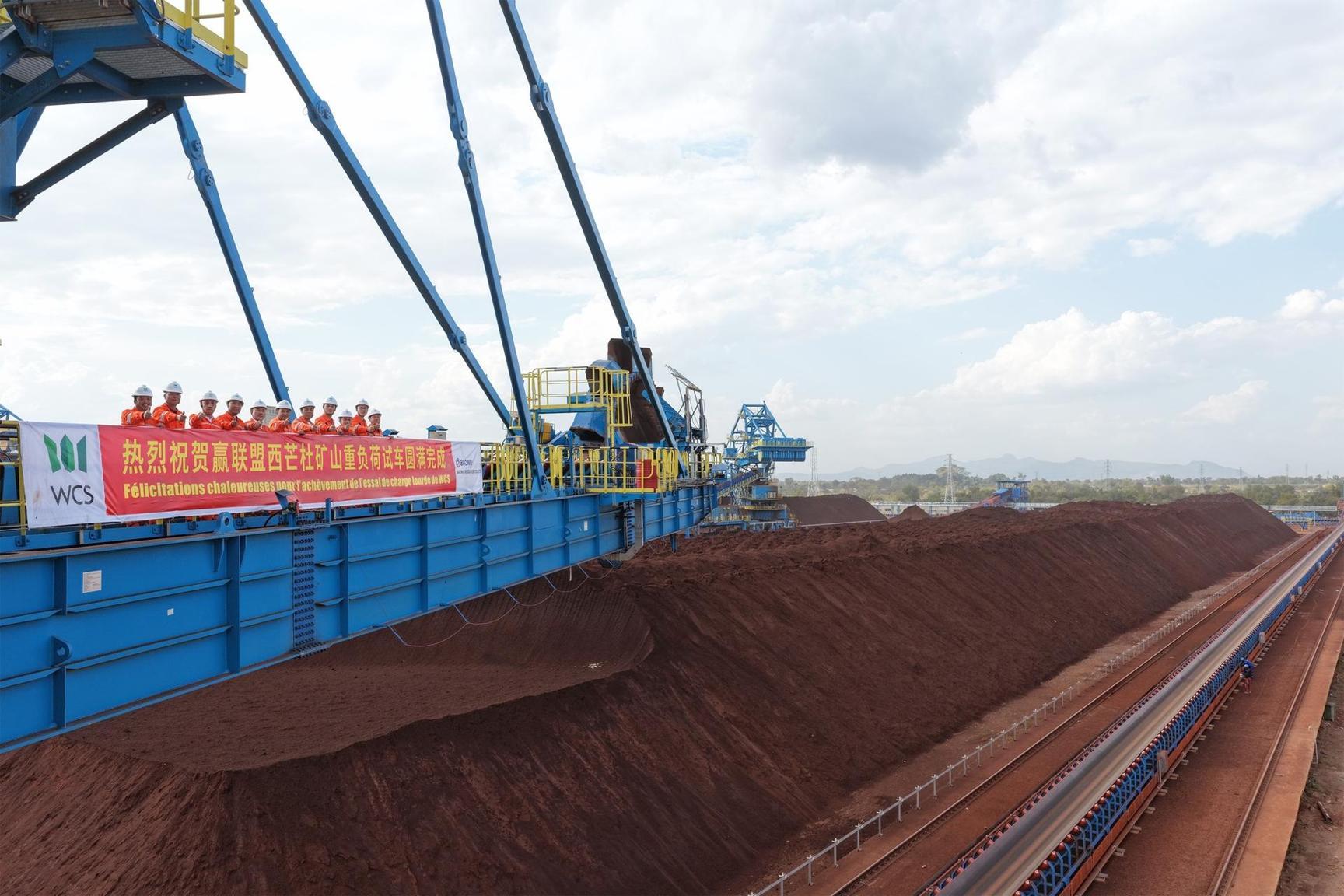 Simandou: Essais de Mise en Charge du Minerai Réussis Simandou: Essais de Mise en Charge du Minerai Réussis