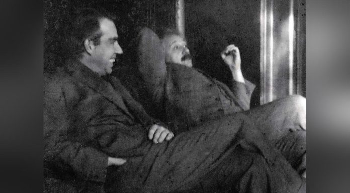 Einstein et Ses Conflits avec la Mécanique Quantique Einstein et Ses Conflits avec la Mécanique Quantique