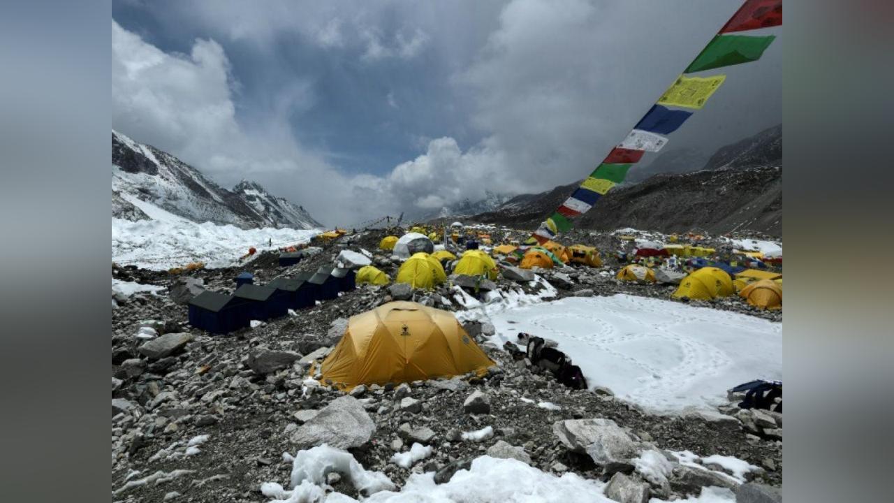 Fonte des Glaces: Cadavres D’Alpinistes sur L’Everest Fonte des Glaces: Cadavres D’Alpinistes sur L’Everest