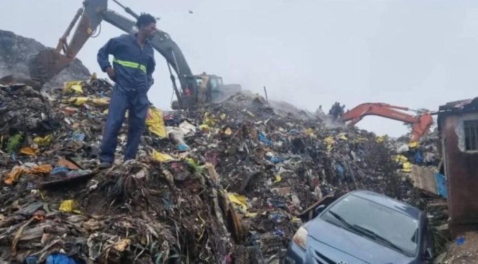 Au Moins 30 Morts dans L’Effondrement D’Une Décharge à Conakry Au Moins 30 Morts dans L'Effondrement D'Une Décharge à Conakry