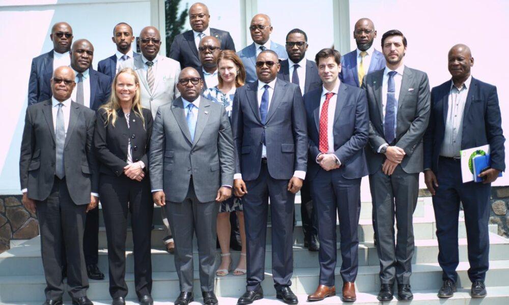 RDC : le groupe australien FFI échange avec le Premier ministre sur la production de l’hydrogène vert à partir du projet Grand Inga RDC : le groupe australien FFI échange avec le Premier ministre sur la production de l’hydrogène vert à partir du projet Grand Inga