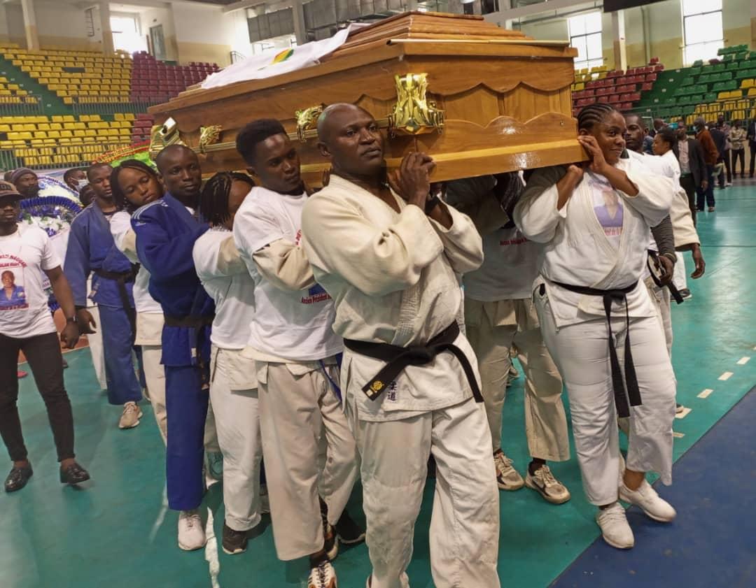 Disparition : les sportifs rendent un dernier hommage à Me Hilaire Toualani Ngouari Disparition : les sportifs rendent un dernier hommage à Me Hilaire Toualani Ngouari