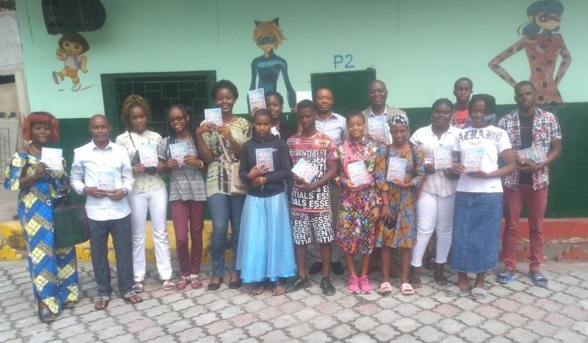 Livres: les élèves de l'école Ivan-Mamingui reçoivent des recueils de poèmes Livres: les élèves de l'école Ivan-Mamingui reçoivent des recueils de poèmes
