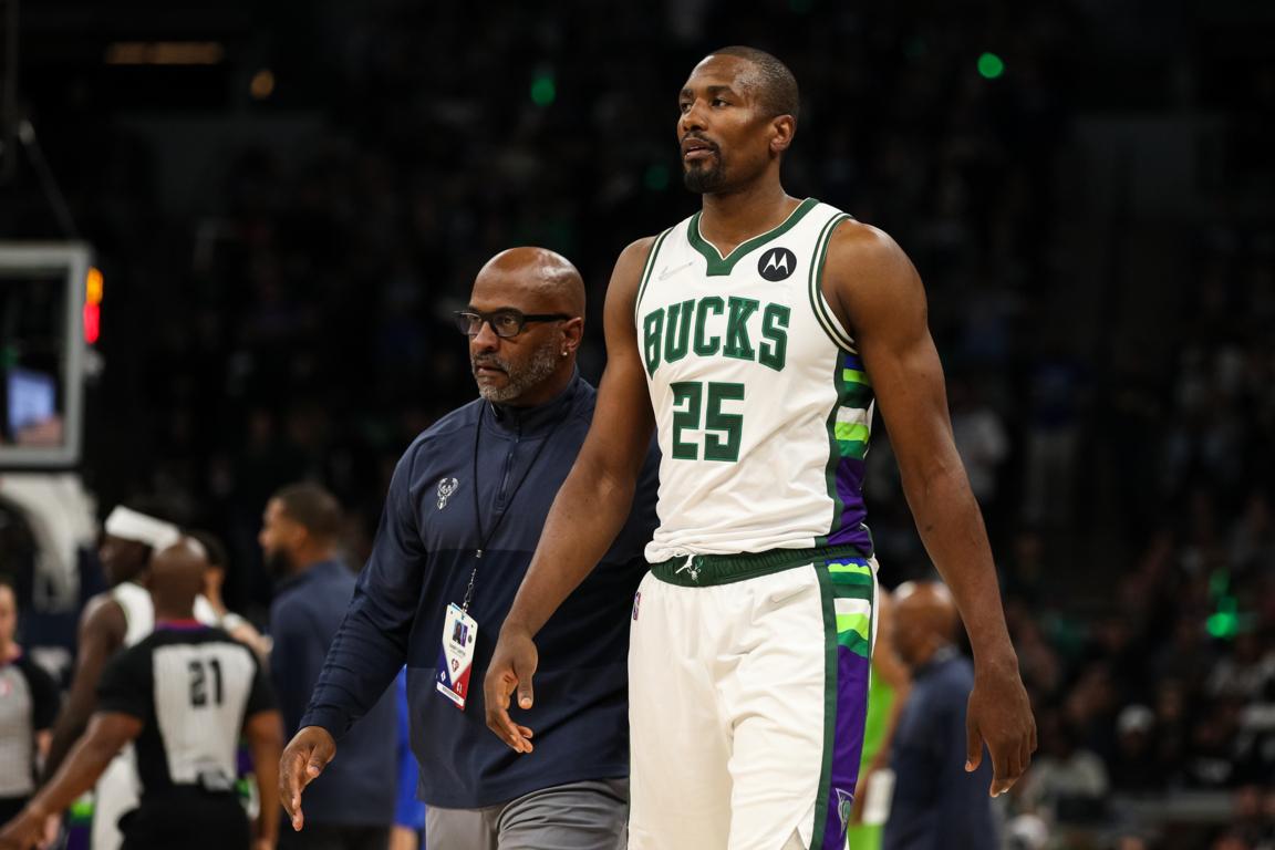 NBA : Serge Ibaka jouera une saison supplémentaire aux cotés de Giannis Antetonkoumpo NBA : Serge Ibaka jouera une saison supplémentaire aux cotés de Giannis Antetonkoumpo