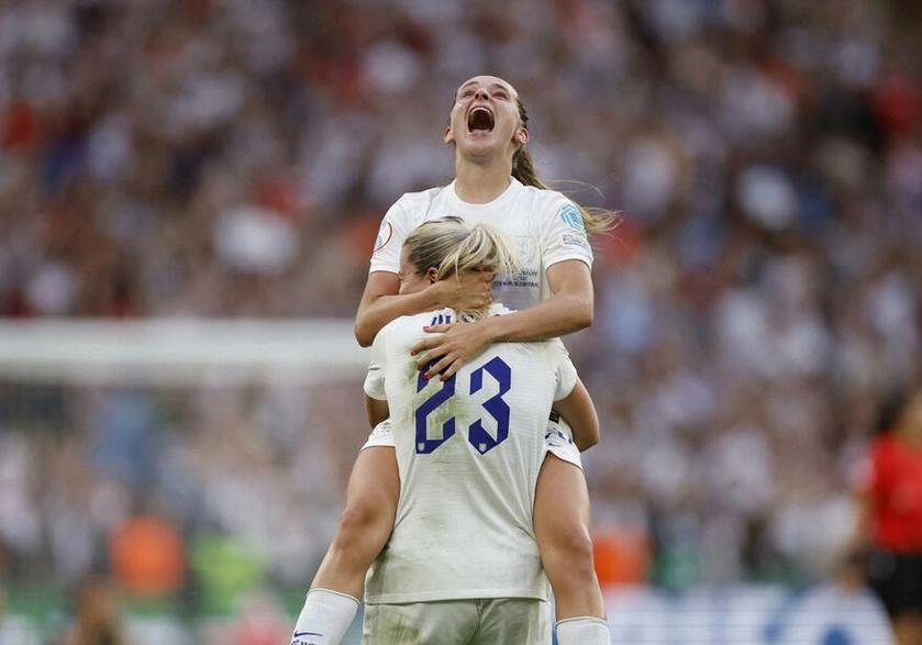 Football : les Anglaises remportent leur Euro au bout de la prolongation face à l'Allemagne Football : les Anglaises remportent leur Euro au bout de la prolongation face à l'Allemagne