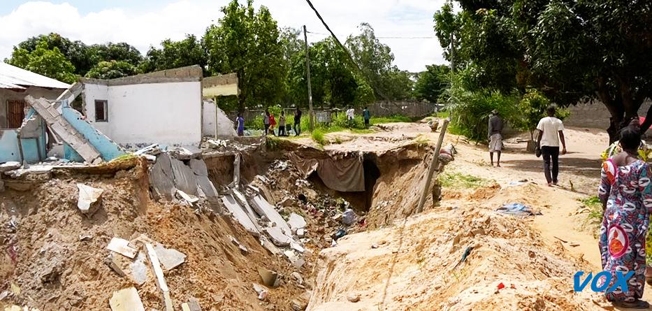 les habitations sont menacées par l’érosion au quartier massengo les habitations sont menacées par l’érosion au quartier massengo