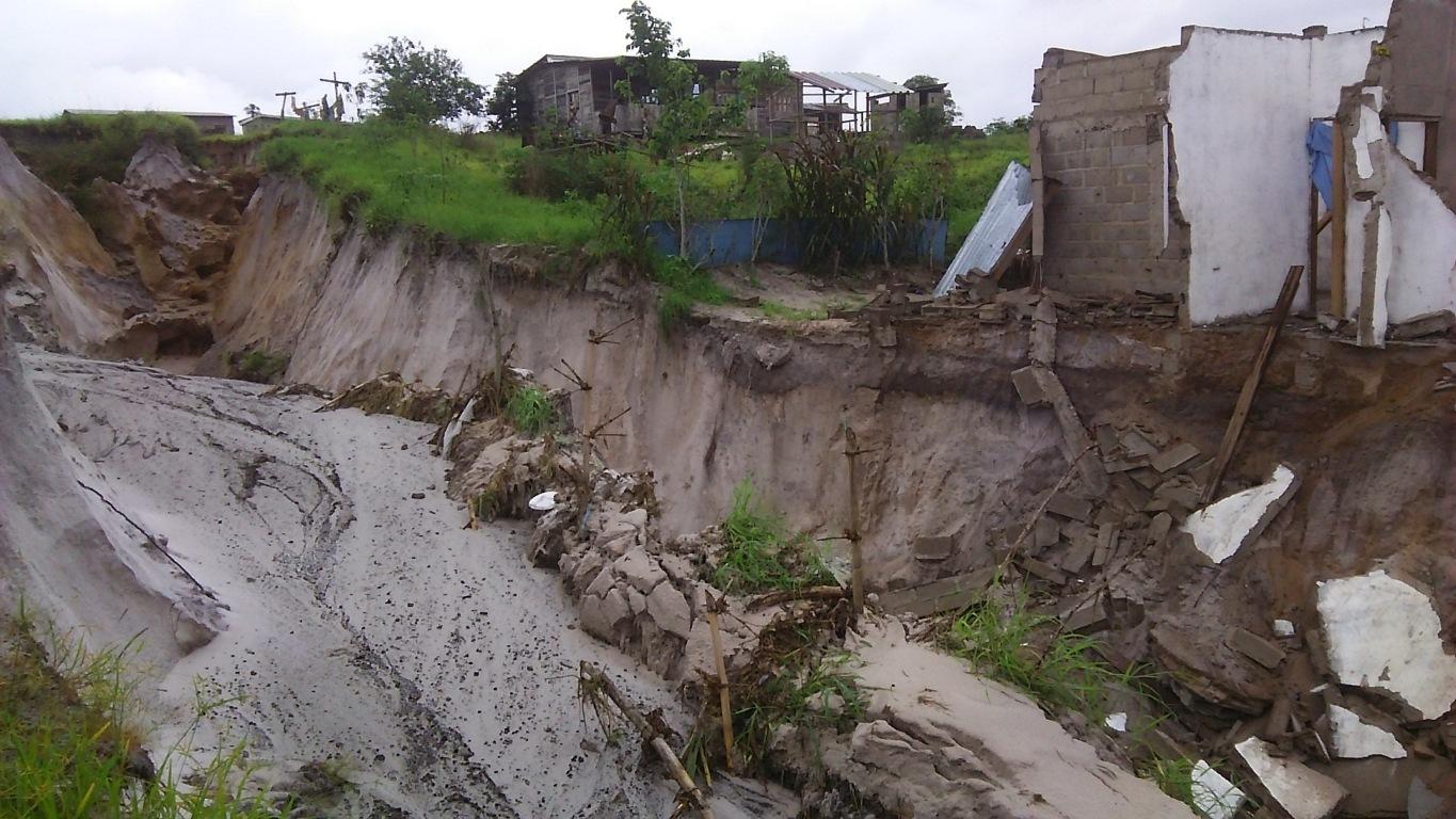 Quartier Km14 : des habitations englouties dans un ravin Quartier Km14 : des habitations englouties dans un ravin