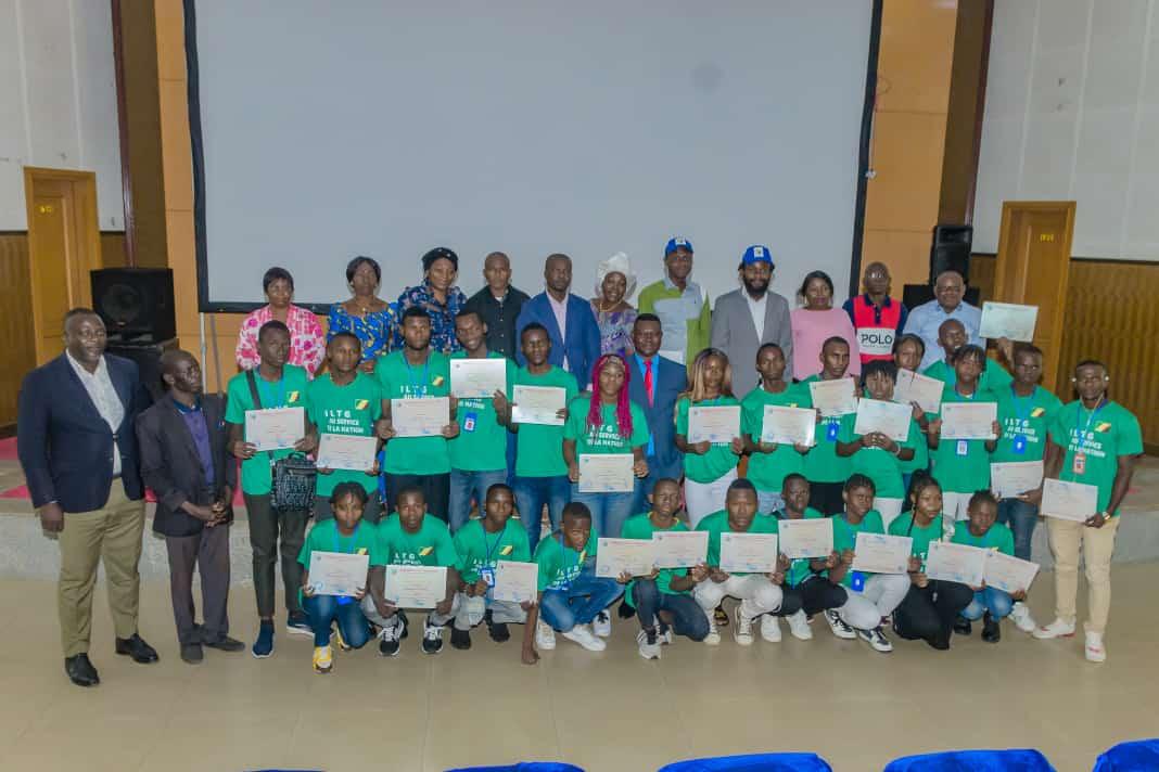 Formation: des apprenants de la langue anglaise reçoivent leurs diplômes Formation: des apprenants de la langue anglaise reçoivent leurs diplômes