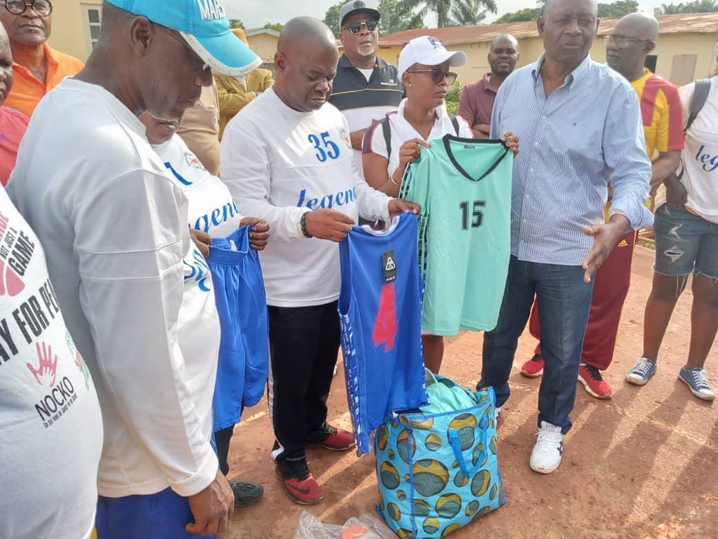 Donation: BVB offre des équipements de basket aux jeunes de Mouyondzi Donation: BVB offre des équipements de basket aux jeunes de Mouyondzi