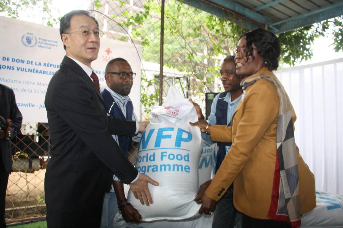 Assistance aux vulnérables : la Chine offre un don de plus d’un milliard huit cents millions FCFA au Congo Assistance aux vulnérables : la Chine offre un don de plus d’un milliard huit cents millions FCFA au Congo