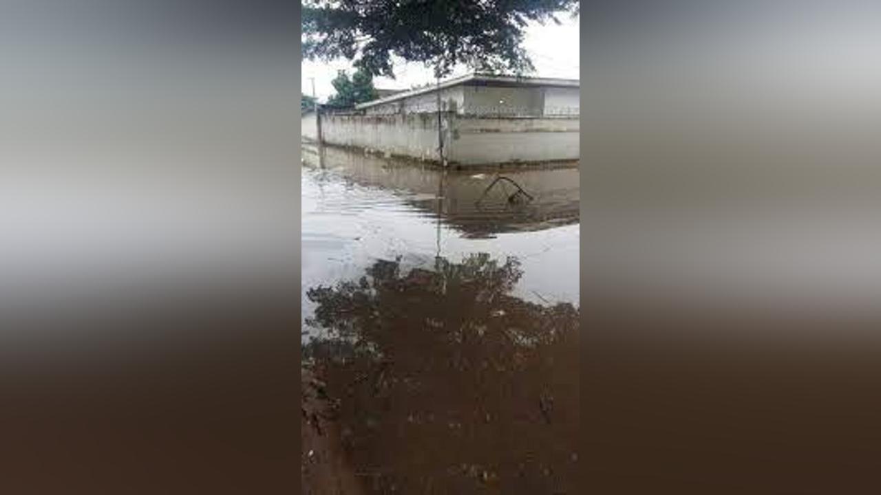 Urbanisation : un lac bleu étonnant au quartier Mayanga Urbanisation : un lac bleu étonnant au quartier Mayanga