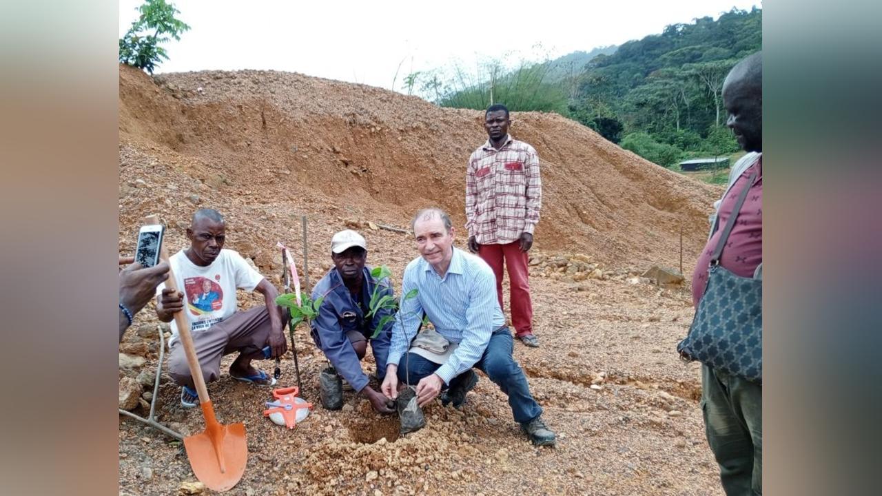 Afforestation : l’ambassadeur d’Allemagne plante symboliquement des arbres à Dimonika