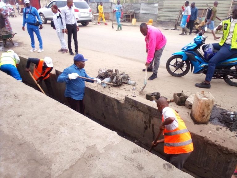 Salubrité: la population de Ngoyo assainit son environnement - Congo ...