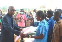 Kindamba: des Kits Scolaires pour les Élèves Kindamba: des Kits Scolaires pour les Élèves