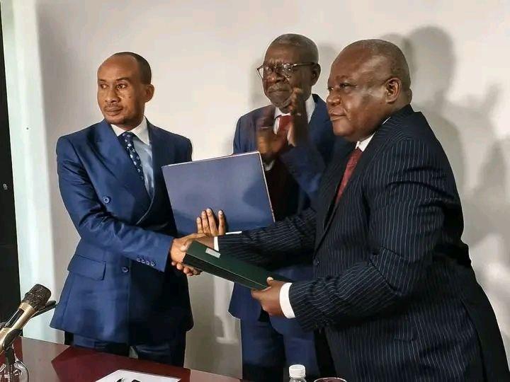 Signature D'Un Accord Historique pour le Transport Fluvial Signature D'Un Accord Historique pour le Transport Fluvial