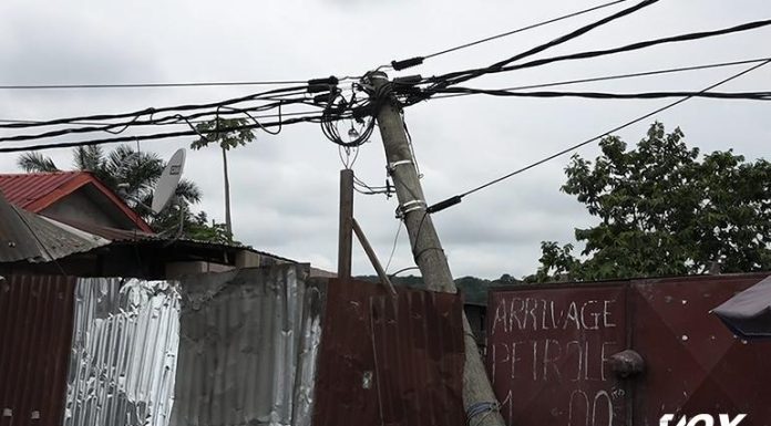 Poteau Électrique Endommagé à Mikalou 2 Risque Électrocution Poteau Électrique Endommagé à Mikalou 2 Risque Électrocution