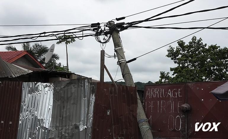 Poteau Électrique Endommagé à Mikalou 2 Risque Électrocution Poteau Électrique Endommagé à Mikalou 2 Risque Électrocution
