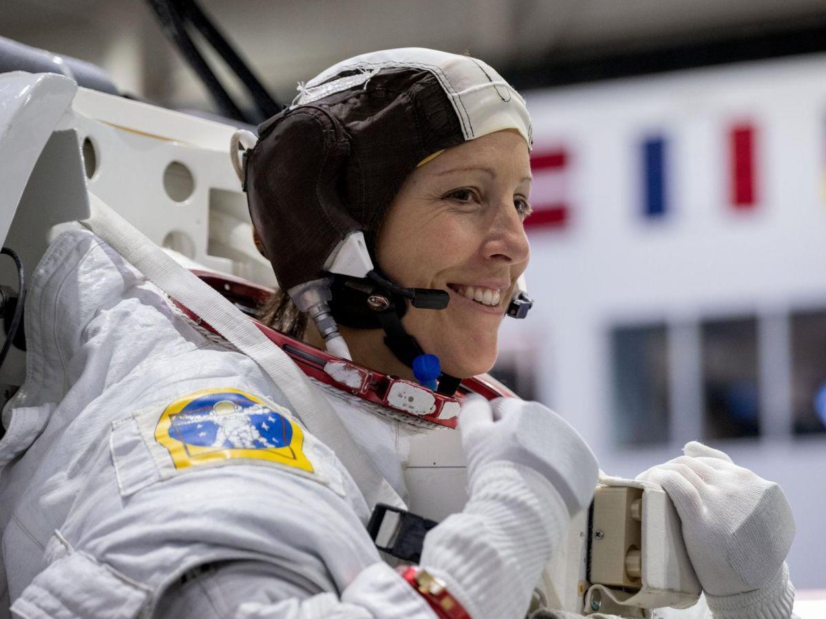 Sophie Adenot Embarque Graines et Combinaison Inédite Sophie Adenot Embarque Graines et Combinaison Inédite