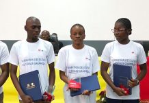 Cinq Élèves Équipés de Tablettes Oppo par Unesco Cinq Élèves Équipés de Tablettes Oppo par Unesco