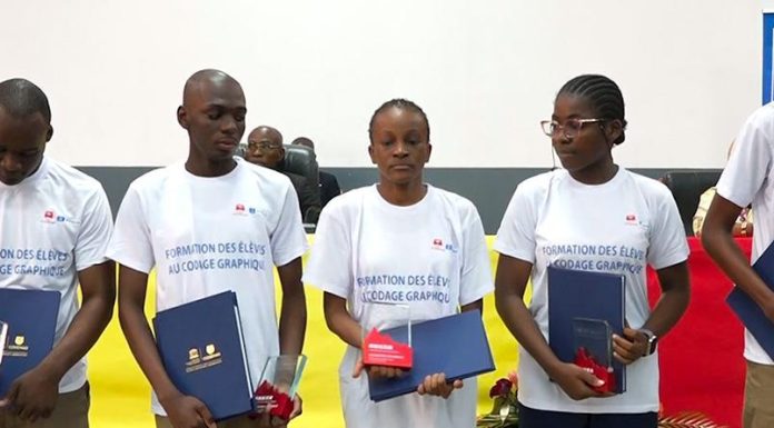 Cinq Élèves Équipés de Tablettes Oppo par Unesco Cinq Élèves Équipés de Tablettes Oppo par Unesco