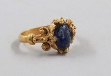 Découverte d’une rare bague médiévale en or Découverte d'une rare bague médiévale en or