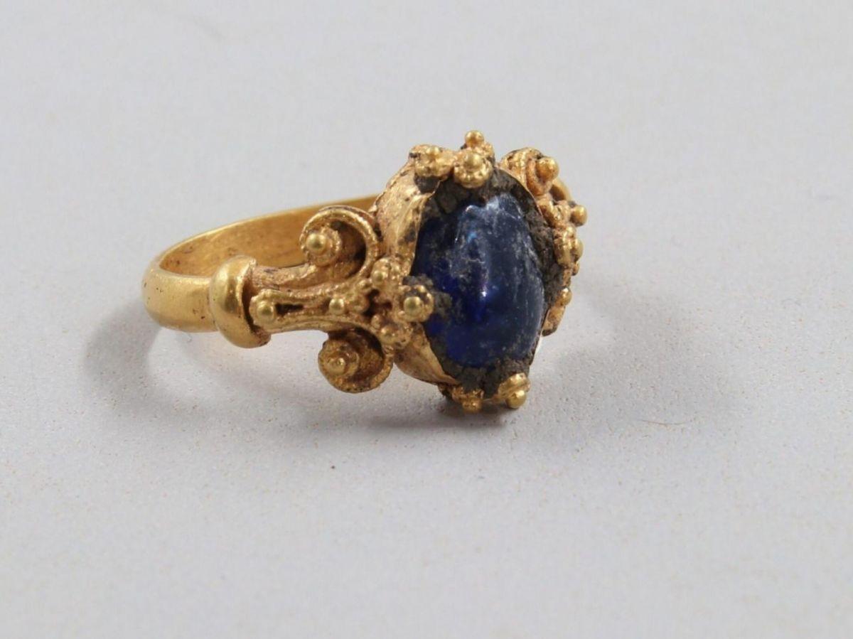 Découverte d'une rare bague médiévale en or Découverte d'une rare bague médiévale en or