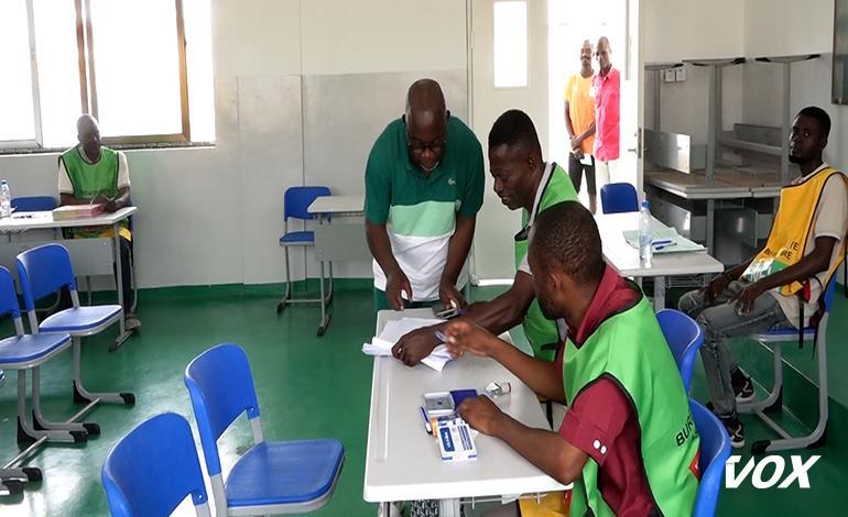 Vote Faible Engouement Aux Centres D'Angola-Libre Vote Faible Engouement Aux Centres D'Angola-Libre